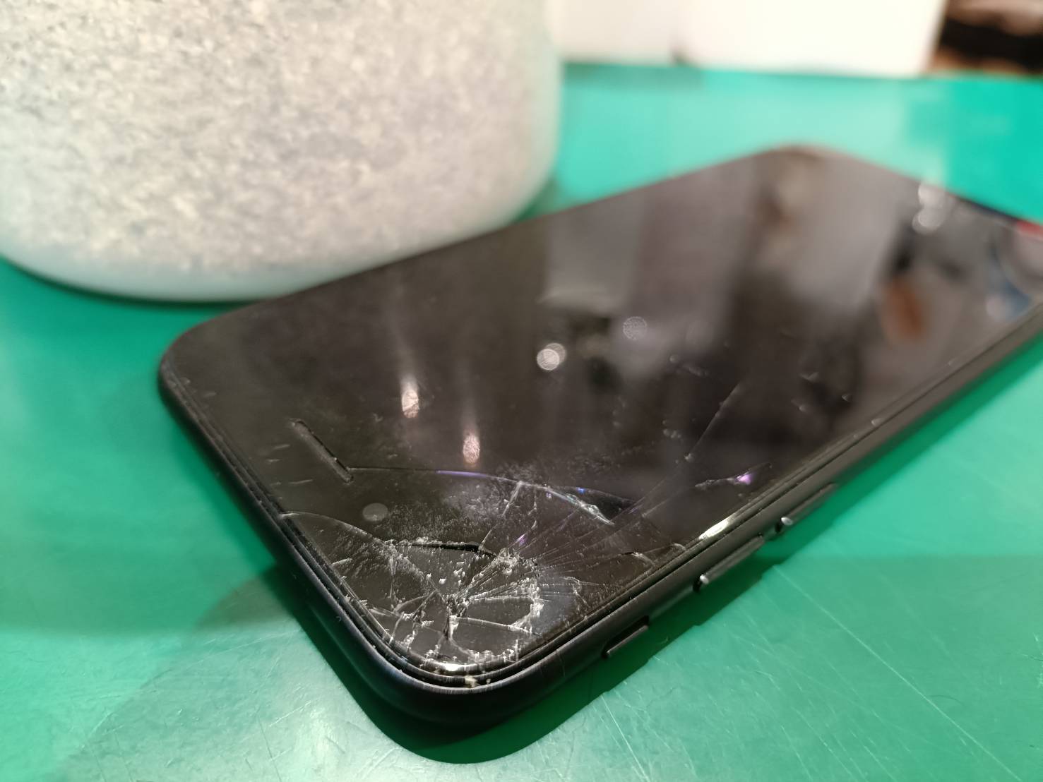 iPhone SE第２世代　画面割れ修理